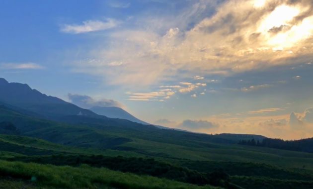 神々しい麓 阿蘇山が魅せる絶景 高岳 中岳 根子岳